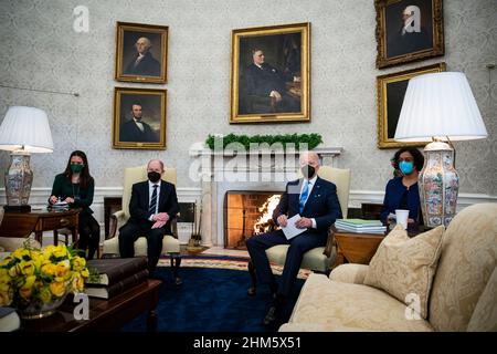 Le président des États-Unis Joe Biden, à droite, rencontre le chancelier OLAF Scholz d'Allemagne, à gauche, dans le bureau ovale de la Maison Blanche à Washington, DC, le lundi 7 février 2022.Credit: Al Drago/Pool via CNP /MediaPunch Banque D'Images