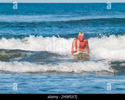 Old Surfer Dude, Tamarindo, Costa Rica Banque D'Images