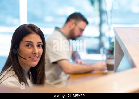 Administrateur souriant travaillant avec un collègue de la clinique Banque D'Images