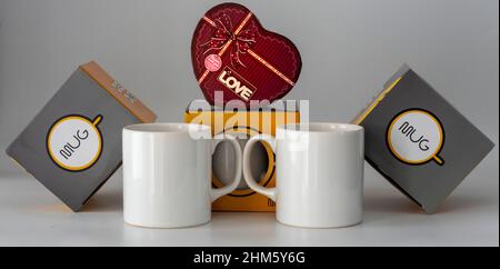 Mugs, boîtes pour tasses cadeaux et boîte amour. Maquette de tasse par sublimation. Superbe image horizontale de trois tasses blanches par sublimation. Boîte de création Banque D'Images