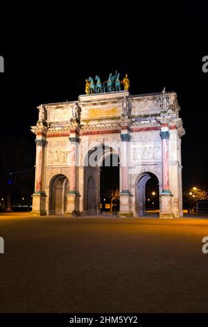 L'Arc de Triomphe du carrousel est un arc triomphal de Paris, situé sur la place du carrousel, un exemple d'architecture néoclassique dans la Corinthia Banque D'Images