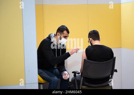 Téhéran, Iran.05th févr. 2022.Un jeune iranien portant un masque facial protecteur reçoit une dose du vaccin chinois contre la nouvelle coronavirus sinopharm (COVID-19) dans le centre commercial d'Iranmall, au nord-ouest de Téhéran.(Photo de Sobhan Farajvan/Pacific Press) crédit: Pacific Press Media production Corp./Alay Live News Banque D'Images