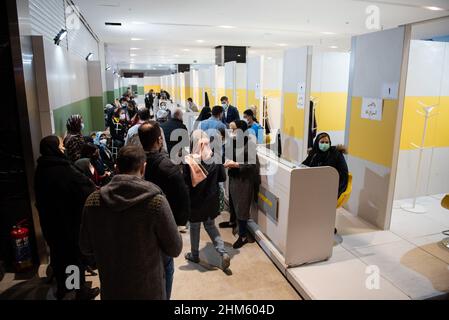 Téhéran, Iran.05th févr. 2022.Les Iraniens portant un masque facial protecteur attendent de recevoir une dose du nouveau vaccin contre la coronavirus (COVID-19) dans le complexe commercial d'Iranmall, au nord-ouest de Téhéran.(Photo de Sobhan Farajvan/Pacific Press) crédit: Pacific Press Media production Corp./Alay Live News Banque D'Images