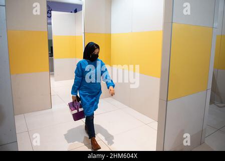 Téhéran, Iran.05th févr. 2022.Un personnel de santé iranien porte une boîte froide de vaccins lors de la vaccination de masse générale COVID-19 dans le centre commercial Iran Mall, dans le nord-ouest de Téhéran.(Photo de Sobhan Farajvan/Pacific Press) crédit: Pacific Press Media production Corp./Alay Live News Banque D'Images