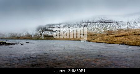 Les nuages hivernaux et menaçants suggèrent que je devrais revenir de Llyn y fawr fan dans les Brecon Beacons, au sud du pays de Galles, au Royaume-Uni Banque D'Images