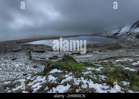 L'hiver et des nuages imposants à Llyn y fawr dans les Brecon Beacons, au sud du pays de Galles, au Royaume-Uni Banque D'Images