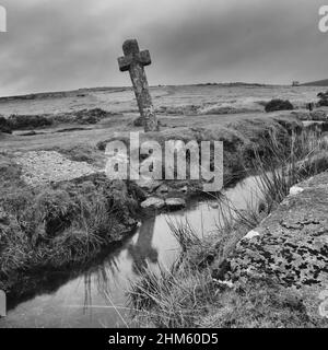 Windy Post, une croix de granit inclinée se tenant sur la lande le long d'un leat sur le parc national de Dartmoor, Devon Banque D'Images