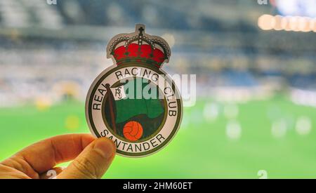 12 septembre 2021, Santander, Espagne.L'emblème du club de football Racing de Santander sur fond de stade moderne. Banque D'Images