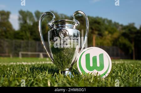 30 août 2021 Wolfsburg, Allemagne. L'emblème du club de football VfL Wolfsburg et de la coupe de la Ligue des champions de l'UEFA sur une pelouse verte. Banque D'Images