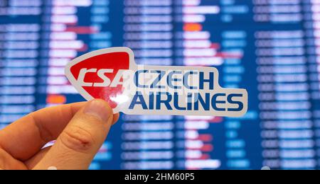 11 décembre 2021, Prague, République tchèque. L'emblème de Czech Airlines sur fond de carte électronique avec horaires de vol à l'int Banque D'Images