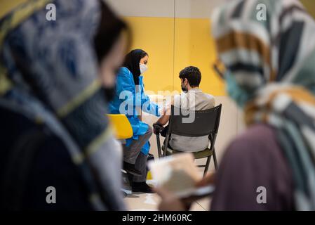 Téhéran, Téhéran, Iran.5th févr. 2022.Un jeune iranien portant un masque facial protecteur reçoit une dose du vaccin chinois contre la nouvelle coronavirus sinopharm (COVID-19) dans le centre commercial d'Iranmall, au nord-ouest de Téhéran.(Credit image: © Sobhan Farajvan/Pacific Press via ZUMA Press Wire) Banque D'Images