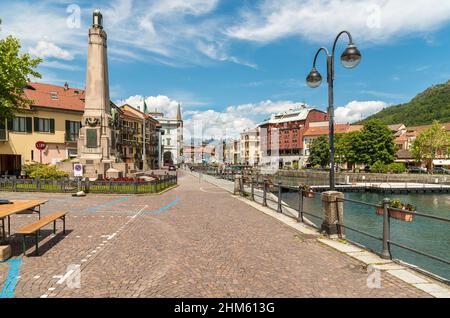 Vue sur le centre historique du village d'Omegna, situé sur la côte du lac Orta à Omegna, Verbano-Cusio-Ossola, Piémont, Italie Banque D'Images