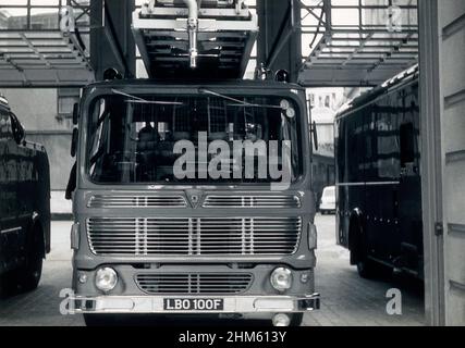 Moteur Cardiff City Fire Service, image d'archive de chariot à échelle AEC. Banque D'Images