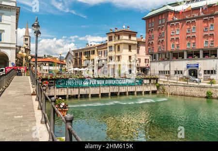 Omegna, Verbano-Cusio-Ossola, Piémont, Italie - 25 mai 2018 : vue sur le centre historique du village d'Omegna, situé sur la côte du lac Orta dans le Piémont Banque D'Images