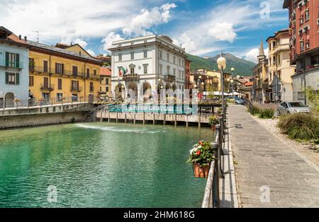 Omegna, Verbano-Cusio-Ossola, Piémont, Italie - 25 mai 2018 : vue sur le centre historique du village d'Omegna, situé sur la côte du lac Orta dans le Piémont Banque D'Images