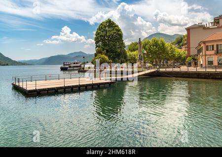 Vue sur le centre historique du village d'Omegna, situé sur la côte du lac Orta, Omegna, Verbano-Cusio-Ossola, Piémont, Italie Banque D'Images