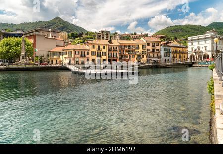 Vue sur le centre historique du village d'Omegna, situé sur la côte du lac Orta, Omegna, Verbano-Cusio-Ossola, Piémont, Italie Banque D'Images