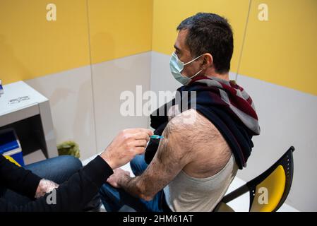 Téhéran, Téhéran, Iran.5th févr. 2022.Un jeune iranien portant un masque protecteur reçoit une dose du vaccin anticoronavirus sinopharm (COVID-19) dans le complexe commercial d'Iranmall, au nord-ouest de Téhéran.(Credit image: © Sobhan Farajvan/Pacific Press via ZUMA Press Wire) Banque D'Images