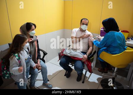 Téhéran, Téhéran, Iran.5th févr. 2022.Un iranien portant un masque facial protecteur reçoit une dose du vaccin iranien contre la nouvelle coronavirus Spikogen (COVID-19) alors qu'il est avec sa famille dans le centre commercial d'Iranmall, au nord-ouest de Téhéran.(Credit image: © Sobhan Farajvan/Pacific Press via ZUMA Press Wire) Banque D'Images