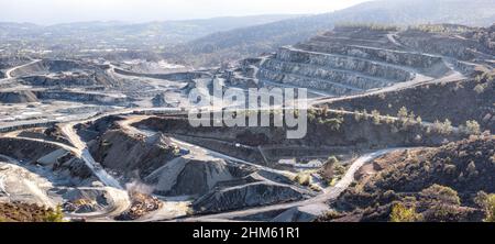 Carrière de pierre de diabase (dolerite).Paysage industriel à Parekkkklisia, Chypre Banque D'Images