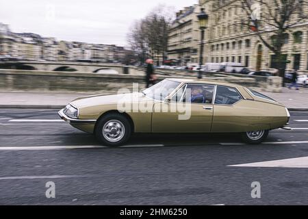 Citroën SM avec un gros moteur dans la rue. Banque D'Images