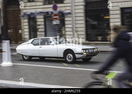 Citroën SM avec un gros moteur dans la rue Banque D'Images