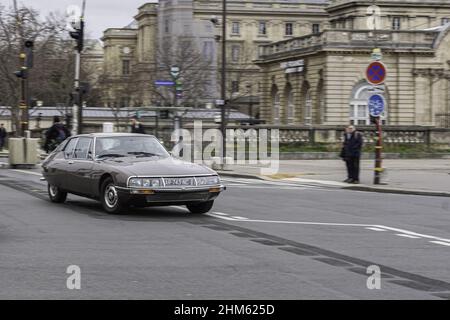 Citroën SM avec un gros moteur dans la rue Banque D'Images