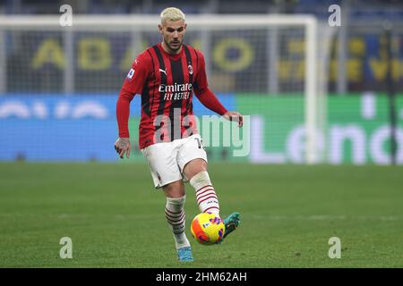 Milan, Italie, 5th février 2022.Theo Hernandez de l'AC Milan pendant la série Un match à Giuseppe Meazza, Milan.Le crédit photo devrait se lire: Jonathan Moscrop / Sportimage Banque D'Images