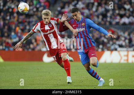 Barcelone, Espagne.06th févr. 2022.Barcelone, Espagne, février 6th 2021: Ivan Saponjic (17 at.Madrid) et Ferran Torres (19 FC Barcelone) pendant, le match LaLiga Santander entre Barcelone et AT.Madrid au stade Camp Nou à Barcelone, Espagne.Rama Huerta/SPP crédit: SPP Sport presse photo./Alamy Live News Banque D'Images