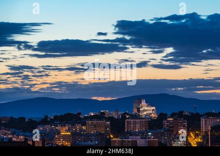 Horizon de Madrid au crépuscule comme vu de Cerro del Tio Pio, avec certains des bâtiments traditionnels de la Gran via à être reconnu. Banque D'Images