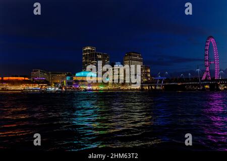 Le London Eye et le Southbank Center de l'autre côté de la Tamise à Londres la nuit près de Noël Banque D'Images