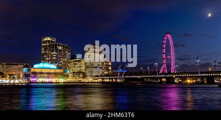 Le London Eye et le Southbank Center de l'autre côté de la Tamise à Londres la nuit près de Noël Banque D'Images