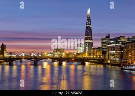 Londres et la Tamise se glose dans la lumière du matin, un matin froid de janvier Banque D'Images