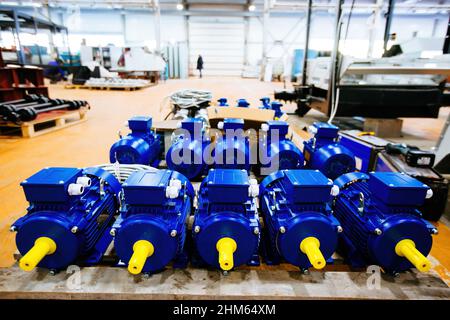 Nouveaux moteurs électriques bleus en usine pour le montage. Banque D'Images
