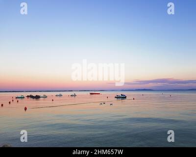 Scooters des eaux et petits bateaux amarrés dans la baie de Vir, Croatie Banque D'Images