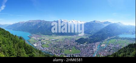 Vue aérienne complète d'Interlaken avec les lacs de Brienz et Thun et les Alpes suisses en arrière-plan Banque D'Images