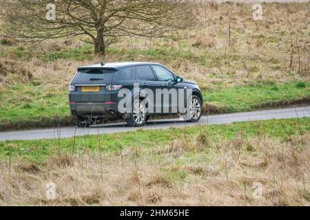 un sport land rover discovery noir sur une route de campagne Banque D'Images
