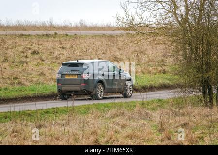 un sport land rover discovery noir sur une route de campagne Banque D'Images