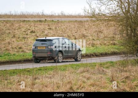 un sport land rover discovery noir sur une route de campagne Banque D'Images