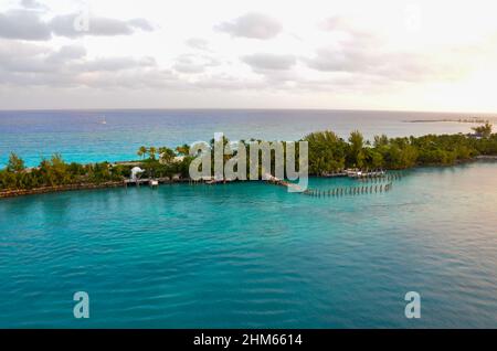 Terminal de croisière à Nassau, Bahamas. 10 janvier 2022. Vue sur Paradise Island depuis le terminal de croisière de Nassau Bahamas. Banque D'Images