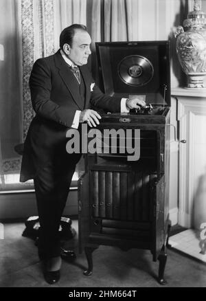 Enrico Caruso avec un phonographe de marque 'Victrola'. Prise d'un négatif en verre. Vers 1910. Banque D'Images