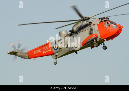 Westland WS-61 Sea King HU5 hélicoptère de sauvetage XV673 du Royal Navy 771 Naval Air Squadron atterrissage au RAF Waddington Airshow, Lincolnshire, Royaume-Uni Banque D'Images