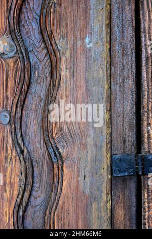 Vue rapprochée de l'ancienne porte en bois avec charnière Banque D'Images