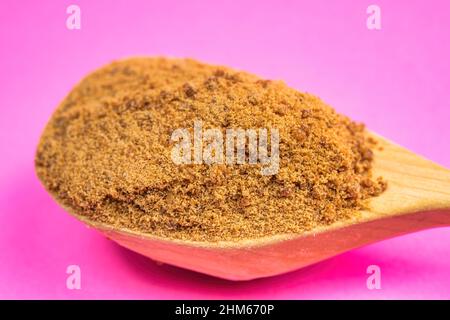 Sucre de noix de coco dans une cuillère en bois Banque D'Images