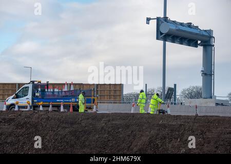 Dorney Reach, Buckinghamshire, Royaume-Uni.6th février 2022.Une nouvelle installation du statif.Le M4 est de nouveau fermé ce week-end dans les deux directions entre la sortie 6 pour Slough et la sortie 8/9 pour Maidenhead.Le M4 est en cours de modernisation pour devenir une autoroute numérique Smart All Lanes Running, qui ne sera plus à l'épaule dure mais qui aura des zones de refuge intermittentes pour les pannes.Les travaux routiers devraient se terminer à la fin du mois de mars.Les travaux prévus pour toute nouvelle amélioration de l'autoroute intelligente ont été arrêtés en attendant un examen de la sécurité.Crédit : Maureen McLean/Alay Banque D'Images