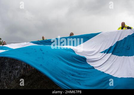 Les supporters du convoi Scottish Freedom élèvent des pneus au-dessus du pont du Loch St Marys, aux frontières écossaises Banque D'Images