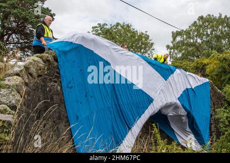 Les supporters du convoi Scottish Freedom élèvent des pneus au-dessus du pont du Loch St Marys, aux frontières écossaises Banque D'Images