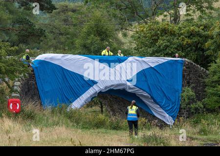 Les supporters du convoi Scottish Freedom élèvent des pneus au-dessus du pont du Loch St Marys, aux frontières écossaises Banque D'Images