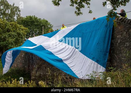 Les supporters du convoi Scottish Freedom élèvent des pneus au-dessus du pont du Loch St Marys, aux frontières écossaises Banque D'Images