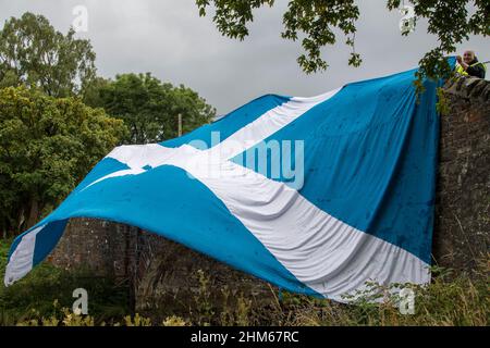 Les supporters du convoi Scottish Freedom élèvent des pneus au-dessus du pont du Loch St Marys, aux frontières écossaises Banque D'Images